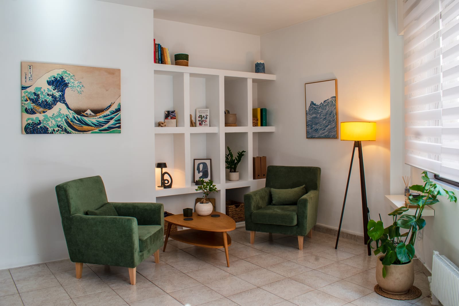Ο χώρος ψυχοθεραπείας με δύο πράσινες πολυθρόνες
